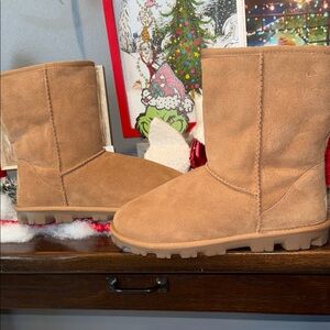 UGG ESSENTIAL SHORT BOOTS